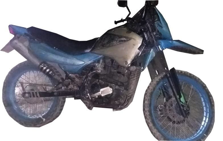 Militares y estatales detienen a dos jóvenes que circulaban en una motocicleta,