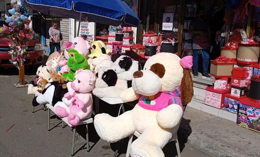 Regalan flores, globos y peluches por San Valentín