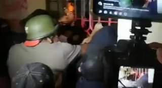 Son maestros, pero destrozaron el escenario de la boda civil de Elba Esther Go