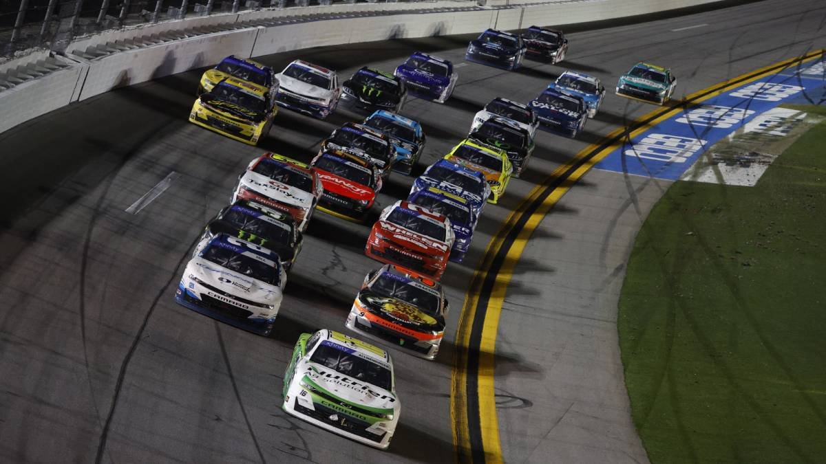 Videos: piloto de NASCAR sufre impactante choque en carrera y sale caminando Videos: piloto de NASCAR sufre impactante choque en carrera y sale caminando