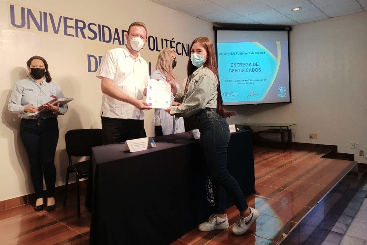 ENTREGAN CERTIFICADO A ESTUDIANTES DE INGENIERÍA EN LOGÍSTICA Y TRANSPORTE DE UP