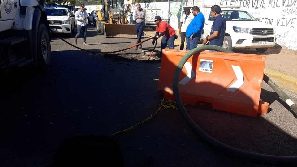 JUMAPAM cierra al tráfico la Calle Zeus para reparar socavón
