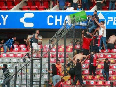 Terrible, triste, indignante. Un estadio de fútbol asaltado por la locura, el Terrible, triste, indignante. Un estadio de fútbol asaltado por la locura, el