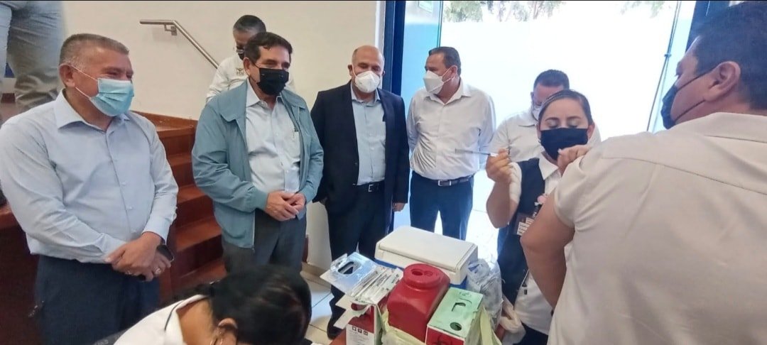 Aplican la vacuna contra COVID-19 en instalaciones de la UAS