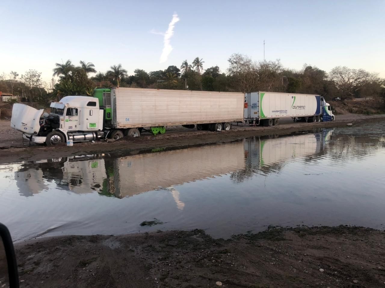 En la foto se observa un transporte de carga atascado en el río Quelite. Cient En la foto se observa un transporte de carga atascado en el río Quelite. Cient