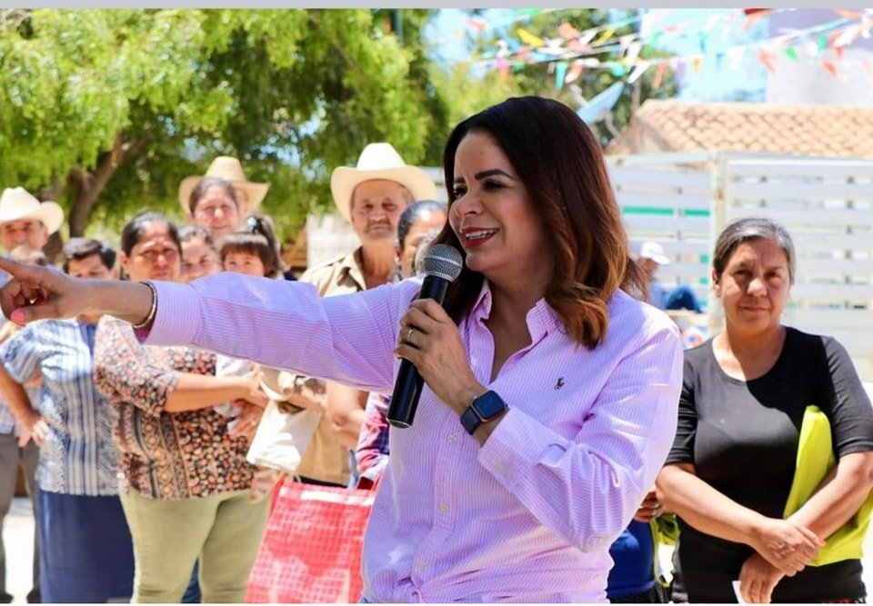 GABRIELA PEÑA CHICO, PRESIDENTA DEL DIF MAZATLÁN, ENTREGA APOYO DE CUARESMA EN L