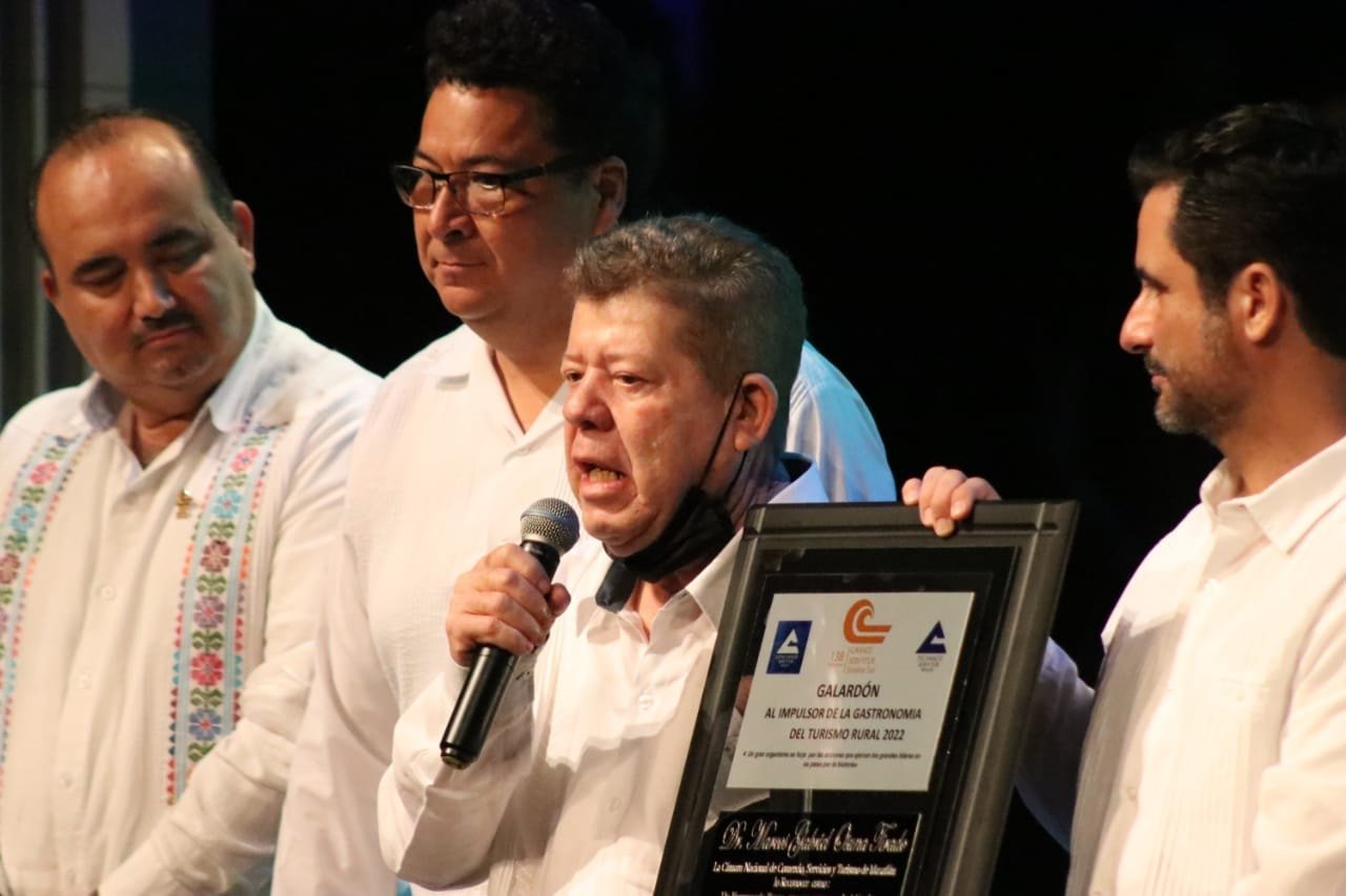 MERECIDO RECONOCIMIENTO RECIBE EL DR. MARCOS GABRIEL OSUNA TIRADO.