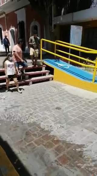 Vecinos del Centro Histórico de Mazatlán denuncian fuga de aguas negras por la