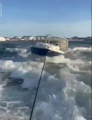 ASÍ QUEDÓ LA EMBARCACIÓN SOBRE LA QUE CAYÓ LA BALLENA EN TOPOLOBAMPO.