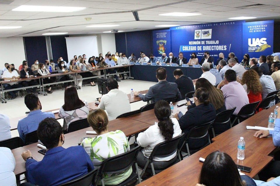Encabeza el Rector reunión de trabajo con directores