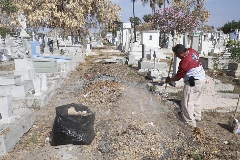 La Dirección de Servicios Públicos realiza limpieza y mantenimiento de panteones La Dirección de Servicios Públicos realiza limpieza y mantenimiento de panteones