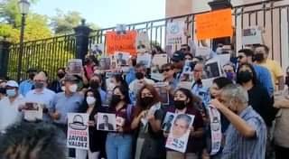 Periodistas se manifiestan frente a Catedral, en Culiacán, exigiendo justicia