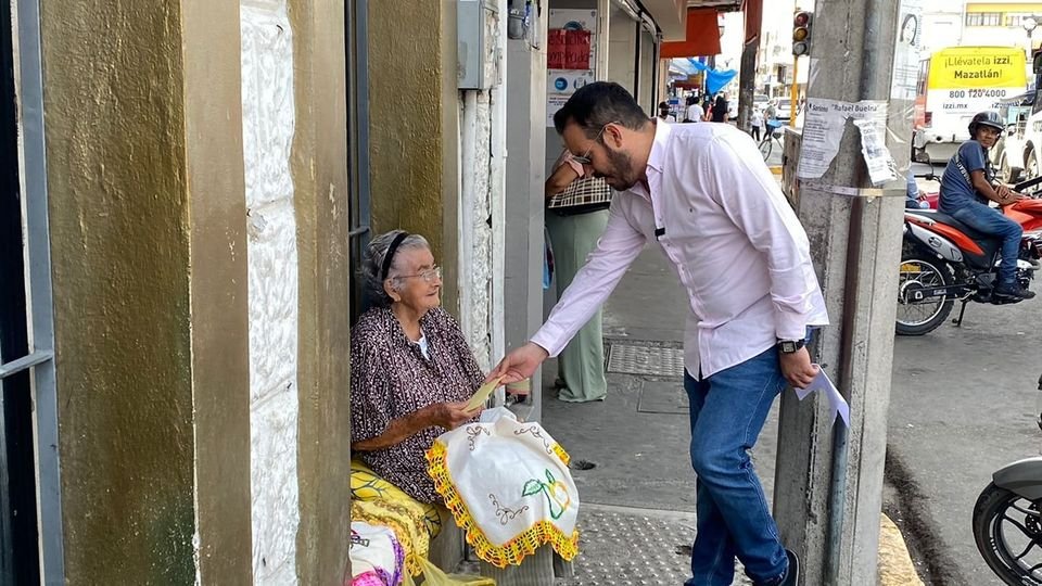 RECIBE DOÑA CARMEN UN APOYO ESPECIAL COMO RECONOCIMIENTO A LA MADRE EMPRENDEDORA RECIBE DOÑA CARMEN UN APOYO ESPECIAL COMO RECONOCIMIENTO A LA MADRE EMPRENDEDORA