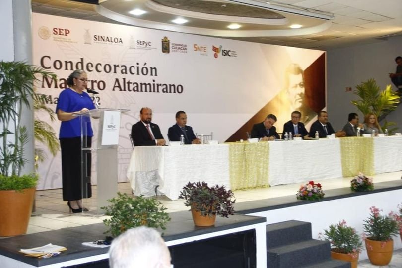Reconocen a docentes con más de 30 años de trayectoria.
