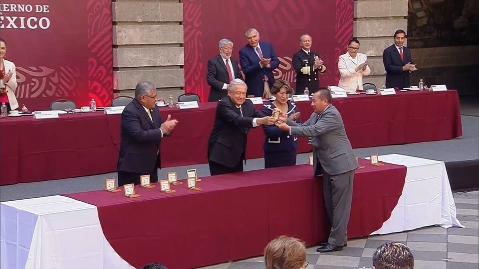 Rocha acompaña a AMLO en la celebración del Día de las maestras y los maestros Rocha acompaña a AMLO en la celebración del Día de las maestras y los maestros