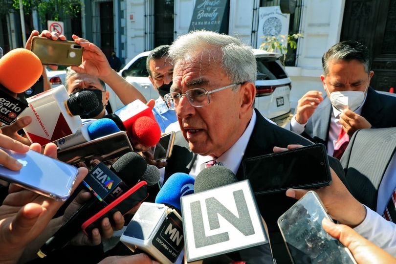 Rocha asiste a la ceremonia de ingreso del Dr. Rubén Félix al Colegio de Sinaloa