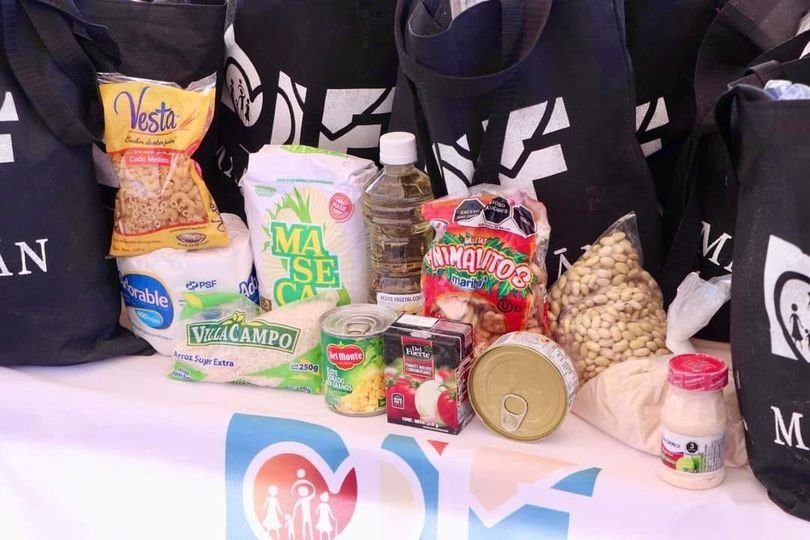 ¡Se entregan despensas en apoyo a adultos mayores pescadores del puerto!