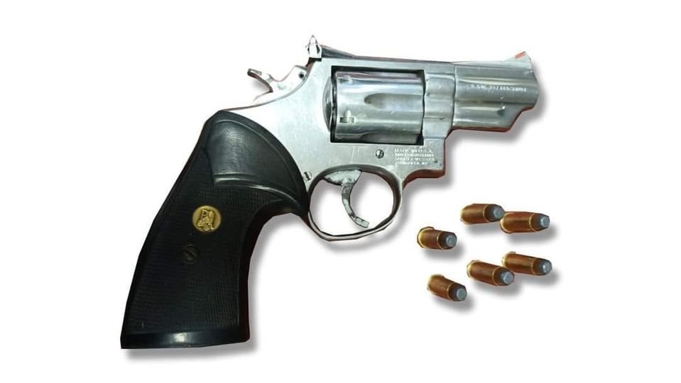 Asegura Policía Estatal a vendedor de bebidas embriagantes con un arma en expend