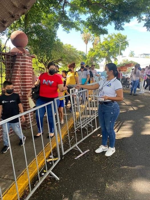 *Atiende Sector Salud la hidratación de menores que acuden a vacunarse*