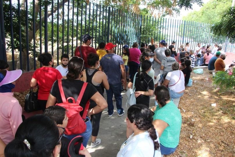 Con largas filas arranca la jornada de vacunación contra el Covid-19 en menores