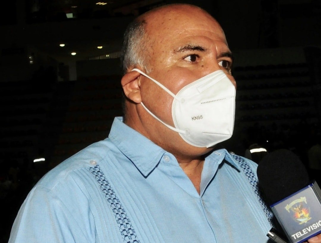 De manera ordenada se lleva a cabo en el Polideportivo la vacunación de niñas y