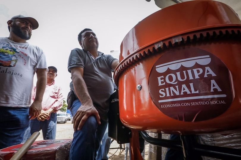 Rocha entrega nueva obra pública y apoyos a microempresarios en Sinaloa municipi