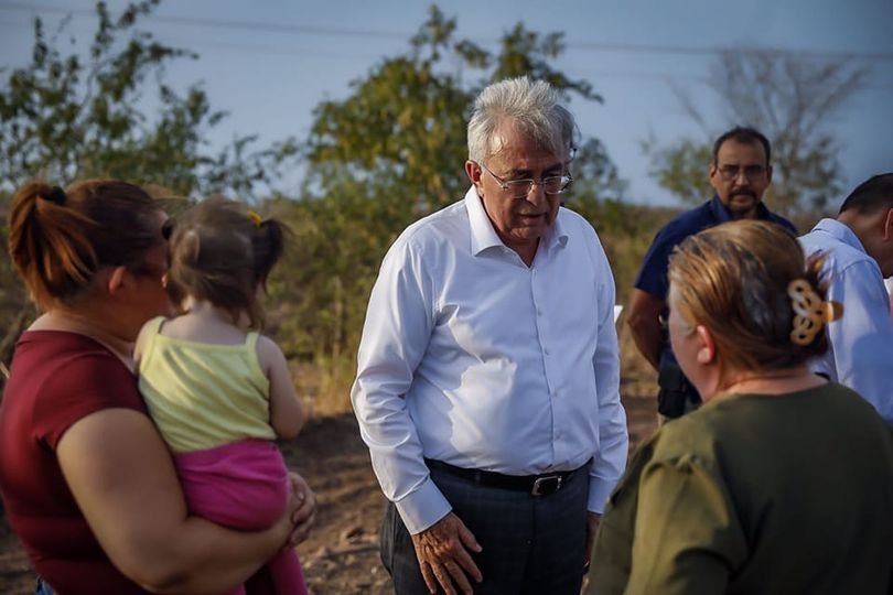 Rocha supervisa construcción de carretera en Caitime