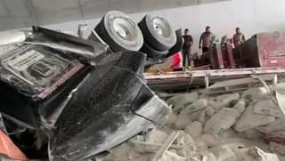 TRAILER CARGADO DE CEMENTO PIERDE EL CONTRO Y SE VOLTEA EN EL TUNEL SANTA LUCÍ