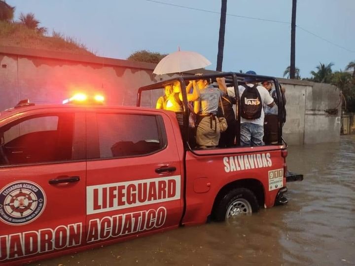 *10 vehículos quedaron varados en medio de los encharcamientos que se presentaro