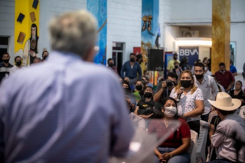 Rocha entrega pensiones a viudas de policías de Navolato