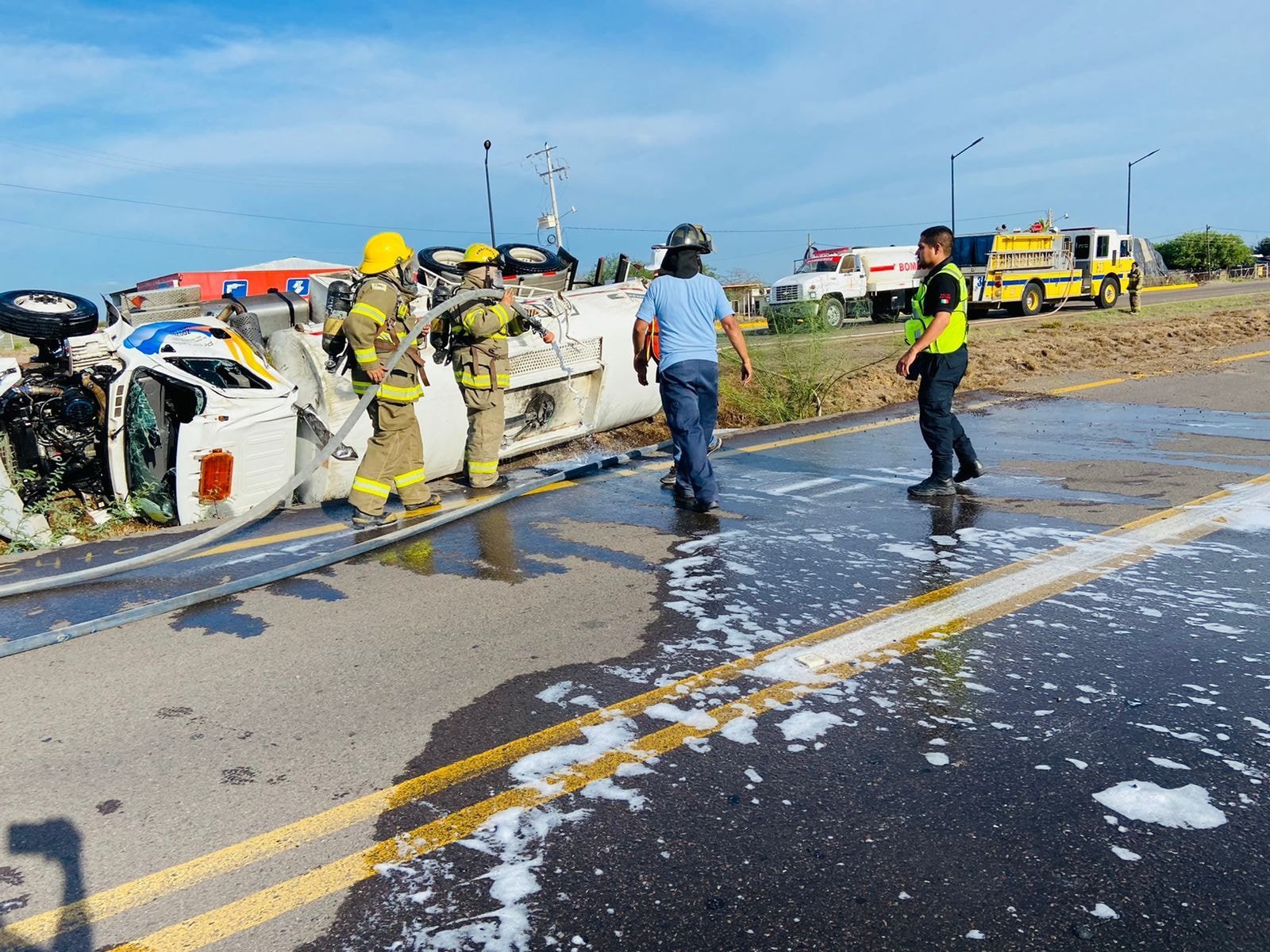 *Autoridades retiran pipa con gasolina que se volcó en la carretera México 15.*