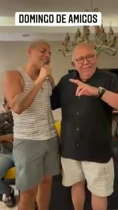 EDUIN CAZ DEL GRUPO FIRME, CANTANDO CON EL QUÍMICO BENÍTEZ, ALCALDE DE MAZATLÁN.