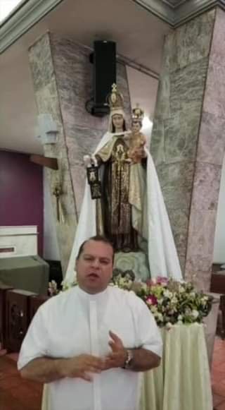 El Padre Miguel A. Soto de la Parroquia de Nuestra Señora del Carmen en Culiac