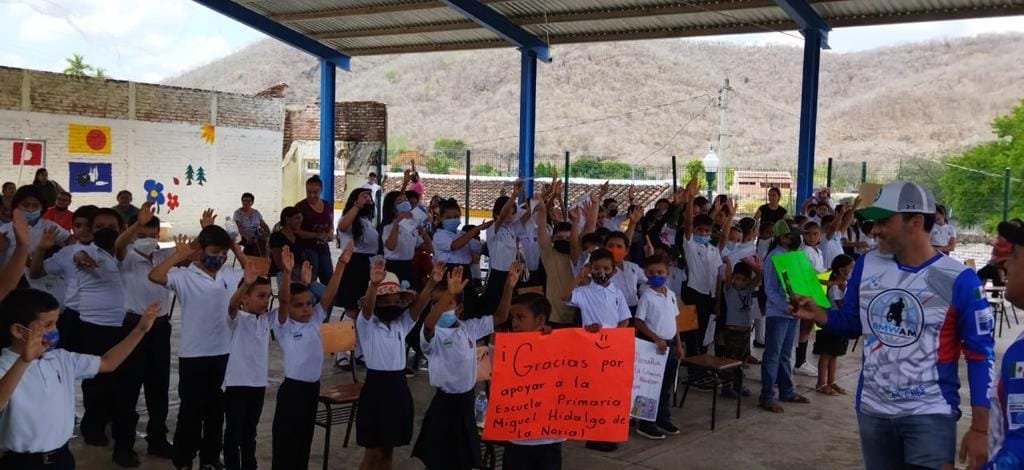 Entregan Amigos Motociclistas BMW y Promotur más de 200 mochilas con útiles esco