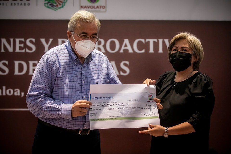 *Rocha entrega pensiones a viudas de policías de Navolato*