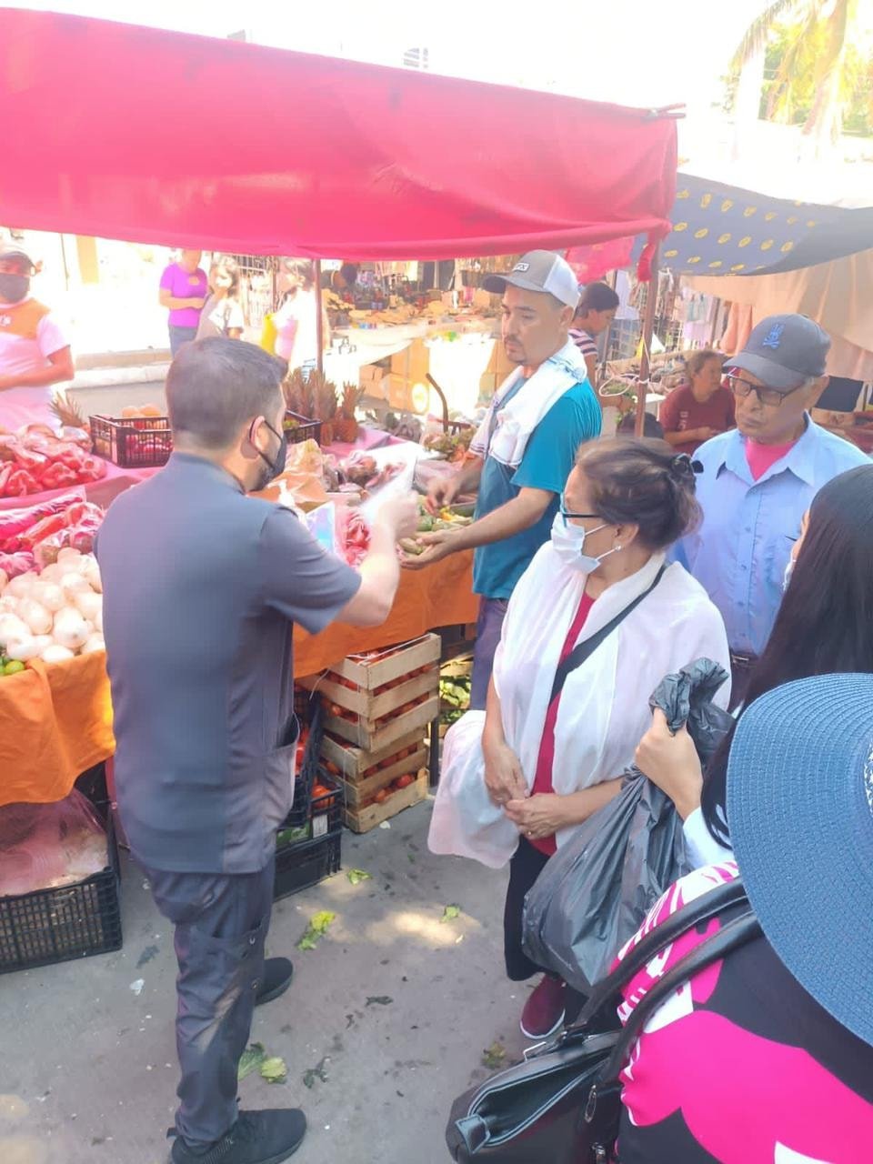 *Salud Municipal entrega cubrebocas a comerciantes y clientes del tradicional ti