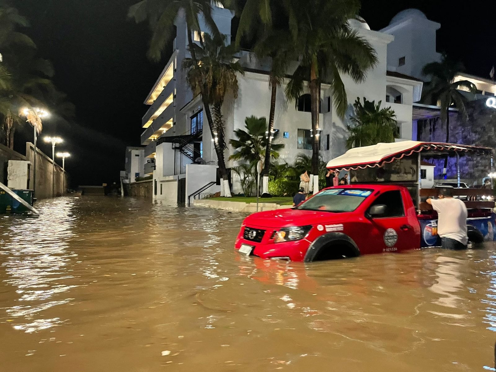 AGUACERÓN INUNDÓ MAZATLÁN ANOCHE. AQUÍ ALGUNAS GRÁFICAS EN LA ZONA DORADA.