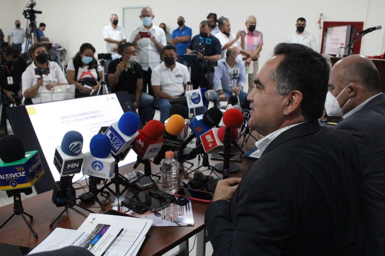 Aclara el Rector ante medios, información sobre salarios y manejo de recursos en