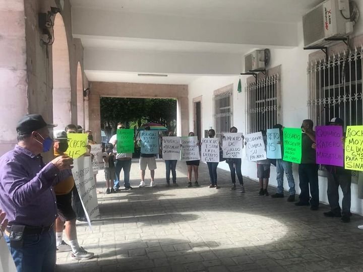 Bloquean calles y protestan en el palacio municipal viudas y policías jubilados