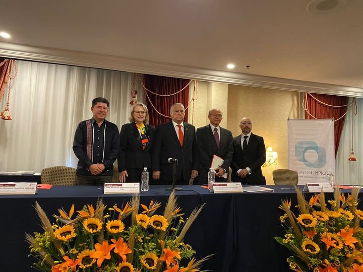 Entrega de reconocimiento y credenciales de los Estándares de Calidad 2022