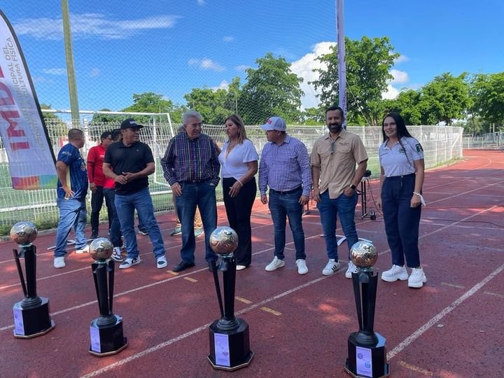 Gobernador Rocha premia a campeonas femeniles de futbol