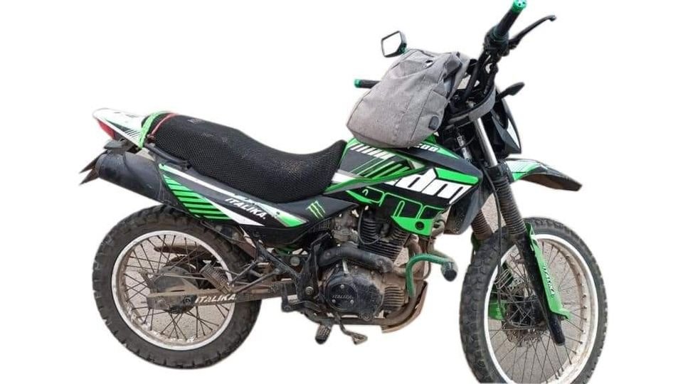 IBA EN MOTO ROBADA; ES DETENIDO POR LA MUNICIPAL, INICIALMENTE POR IR A EXCESO D