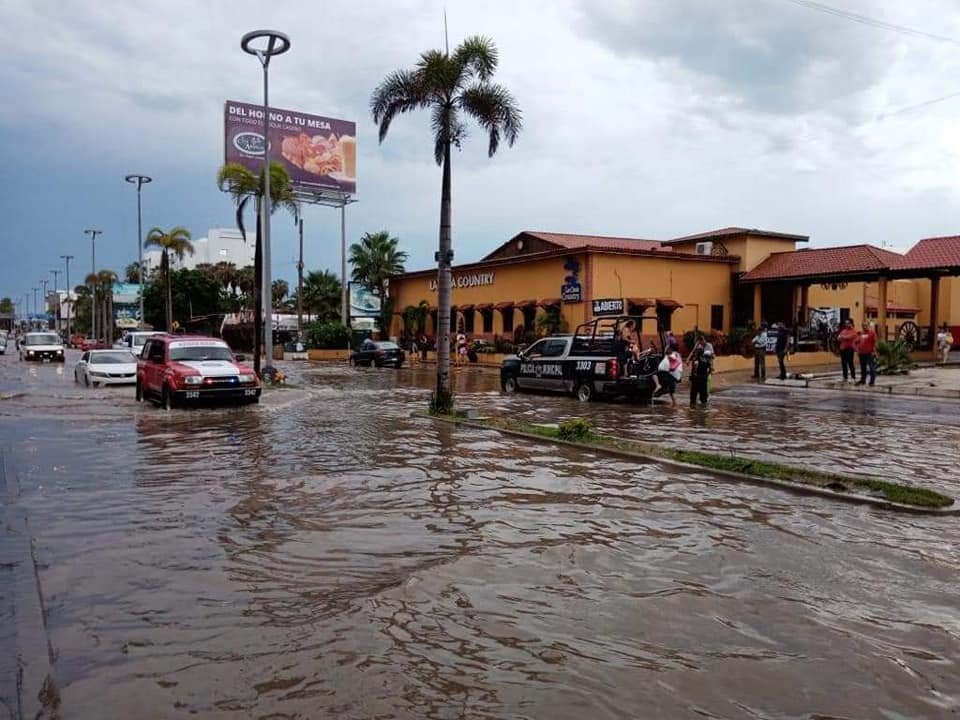 LLUVIA DE 65 mm DEJA 10 CARROS VARADOS EN MAZATLÁN