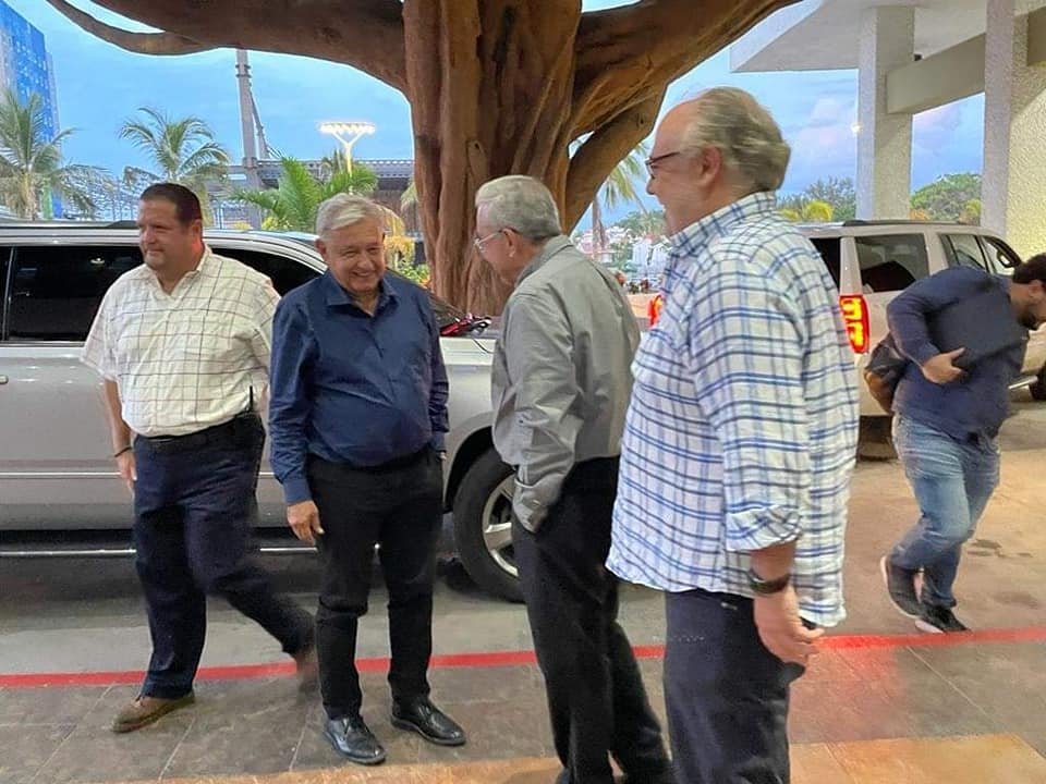 Llega a Mazatlán el presidente Andrés Manuel López Obrador,Es recibido por el go
