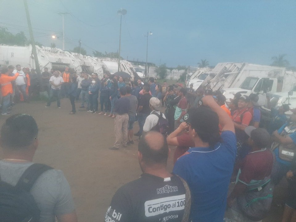 PROTESTAN TRABAJADORES DE ASEO Y LIMPIA DEL AYUNTAMIENTO DE MAZATLÁN.