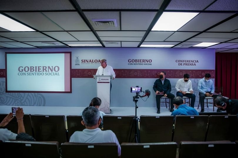 Rocha aclara que uniformes escolares y tenis no tendrán colores asociados a ning