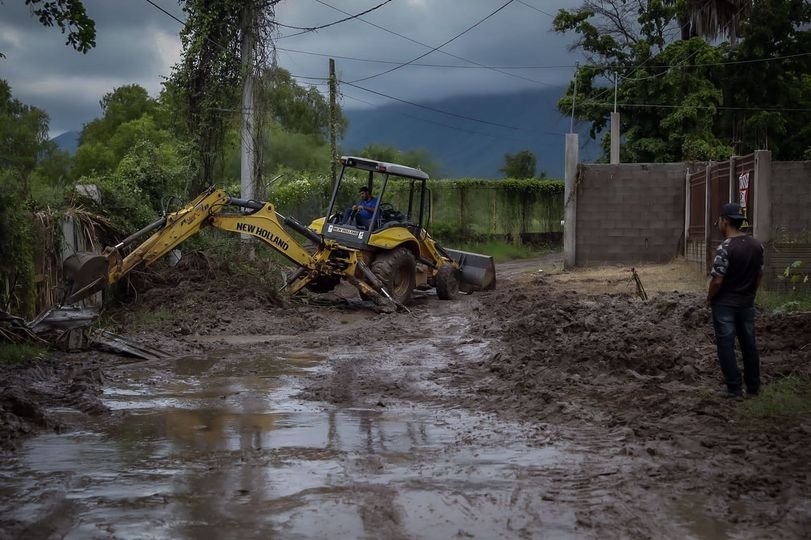 Rocha atiende personalmente a damnificados por las inundaciones