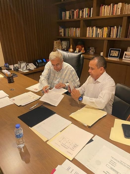 Rocha signa convenio con el SNTE 53 para mejoras salariales