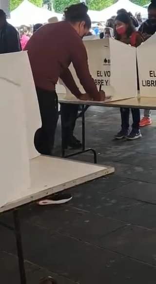 Vea usted como se cruzan boletas para rellenar urnas en la elección de MORENA. E