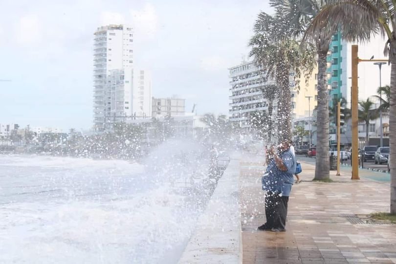 CONTINÚAN CERRADAS LAS PLAYAS DE MAZATLÁN, POR ALTO OLEAJE GENERADO COMO EFECTO